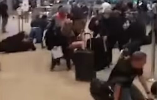 Opšta PANIKA na aerodromu: Putnik pokazao jeziv "SUVENIR", ljudi vrištali i bežali u zaklon (VIDEO)