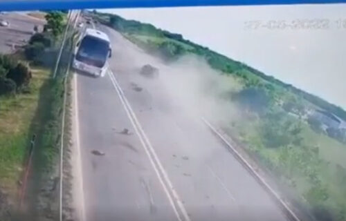 Snimak jezive NESREĆE kod Rušnja: Automobil zakačio kamion i udario u AUTOBUS pun dece (VIDEO)