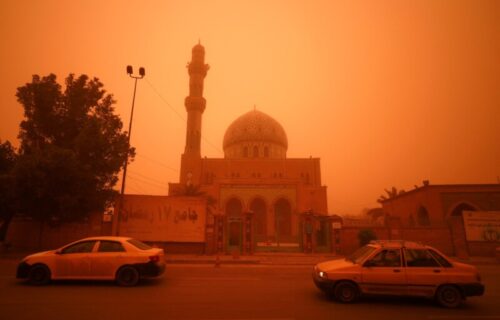 PEŠČANA OLUJA pogodila Irak: Oblak narandžaste prašine prekrio Bagdad (FOTO)