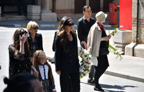 Nikolina Pišek stigla UPLAKANA na sahranu Vidoja Ristovića, ćerkica je drži za ruku (FOTO)