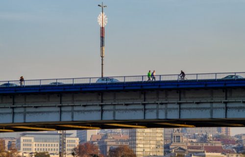 DRAMA na Brankovom mostu: Na terenu dežurne ekipe, ljudi ZAGLAVLJENI U LIFTU