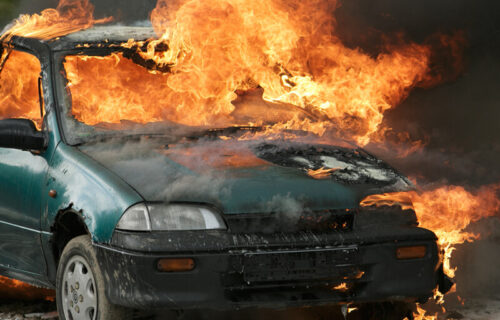 Pukom srećom izbegnuta TRAGEDIJA kod Sente: Automobil se prevrnuo, pa buknuo u PLAMENU (FOTO)