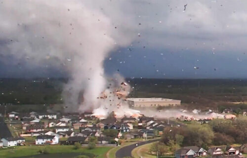 Tornado razorio Andover: Stravični SNIMCI iz drona prikazuju kako nosi kuće i automobile (VIDEO)