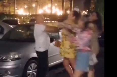 DRAMA u Beogradu: Devojka TUČE i juri starijeg muškarca, njene drugarice ne prestaju da se smeju (VIDEO)