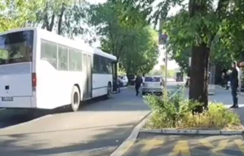 JEZIVA SAOBRAĆAJKA na Bežanijskoj kosi: Pogledajte kako je autobus udario pešaka na ulici (VIDEO)
