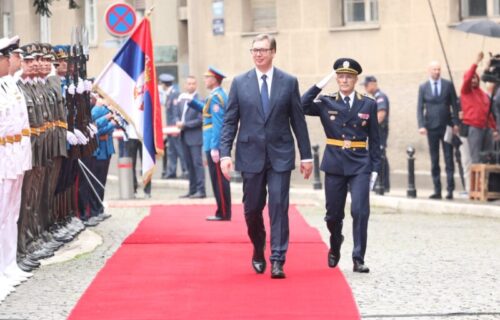 Predsednik Srbije Aleksandar Vučić od Skupštine do Andrićevog venca ispraćen aplauzom (VIDEO)