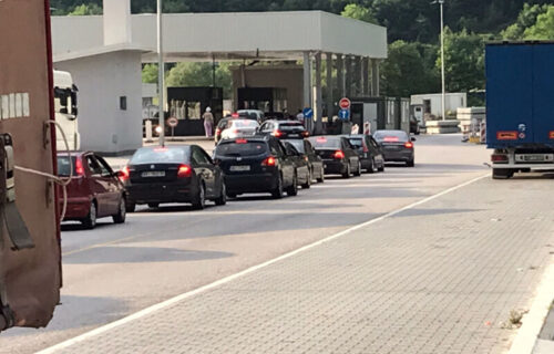 Kilometarska KOLONA: Stoje automobili i šleperi, GUŽVA na graničnom prelazu sa Crnom Gorom (FOTO)