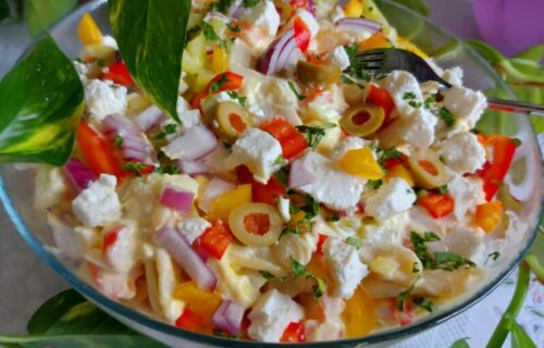 Letnje osveženje: Fantastična lagana salata sa testeninom, jajima, fetom i povrćem (RECEPT+VIDEO)