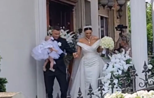 Mlada BLISTA u venčanici od 20.000 evra: Pogledajte trenutak kad Gobelja "kupuje" Kaću (VIDEO)