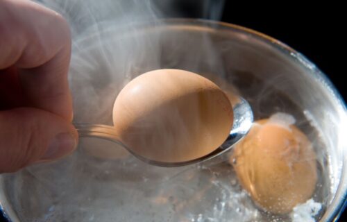 Trik slavne kuvarice za PRAVILNO kuvanje jaja, već 80 godina svađa ljude: Evo u čemu svi grešimo