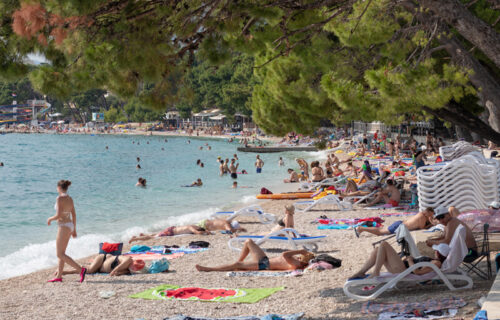 Srbin se suočio sa muškarcem na PLAŽI koji mu se motao oko DECE: Onda je u SMEĆU pronašao nešto jezivo