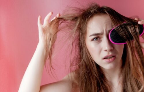 Super trik: Frizerka pokazala kako da za 10 sekundi rešite problem sa masnom kosom (VIDEO)