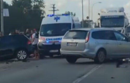 KRŠ i LOM na Padinjaku: Težak sudar dva automobila u Beogradu, blokiran saobraćaj (VIDEO)