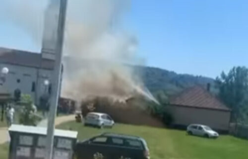 PRVI SNIMCI požara u Loznici: Zahvaćeno 250 kvadrata parohijskog doma, vatrogasac zadobio povrede (VIDEO)