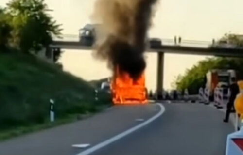 Objavljen snimak stravičnog POŽARA na auto-putu: Pogledajte kako je izgoreo autobus kod Ražnja (VIDEO)