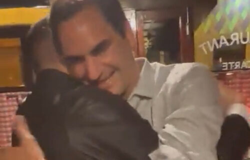 Federer će pamtiti ovu kafanu do kraja života: Gost mu je prišao, a Rodžer je morao da ga zagrli! (VIDEO)
