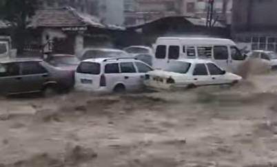 Prve ŽRTVE uragana u Turskoj: Ulice grada pod vodom, reka NOSI automobile po putu (VIDEO)