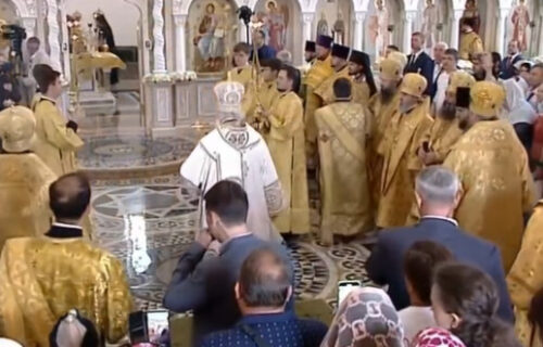 Patrijarh Kiril se SRUŠIO nasred crkve: U toku molitve kamera zabeležila PRIZOR (VIDEO)