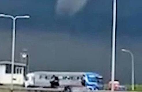 Apokaliptični PRIZORI u Holandiji: Tornado stigao u Evropu, leteli krovovi i fasade sa kuća (VIDEO)