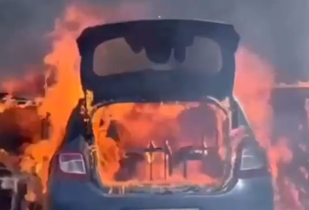 Vozilo potpuno IZGORELO: Drama na auto-putu kod Smedereva, automobil nasred puta u vatri (VIDEO)