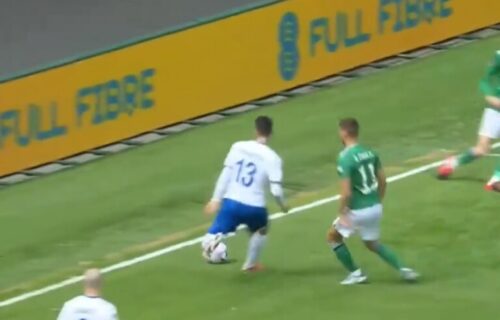 Imamo glupost godine: Hteo da proda "foru" protivniku, pa primio gol zbog toga (VIDEO)