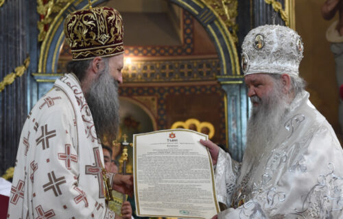 Patrijarh uručio tomos Makedonskoj pravoslavnoj crkvi: Porfirije se obratio nakon liturgije (FOTO)