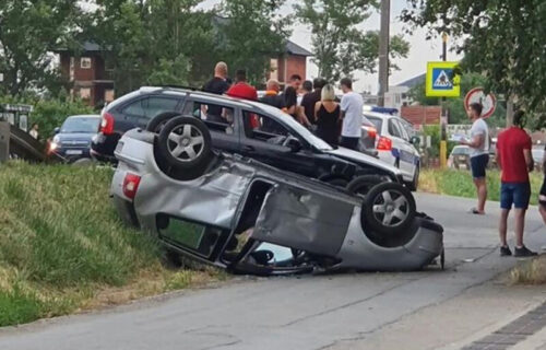 TEŠKA nezgoda na Zrenjaninskom putu: Sudar dva automobila, jedan završio na KROVU