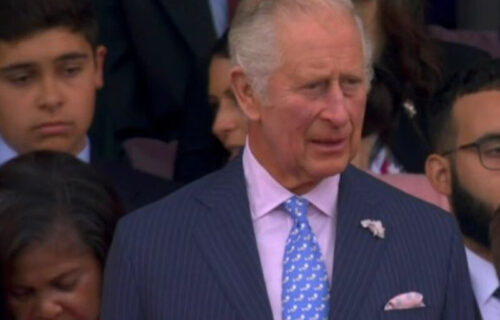 Detalj na snimku princa Čarlsa zaludeo internet: Svi u čudu gledaju šta se dešava iza njega (FOTO)