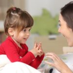 Ako ne reaguje na glasove, posetite LOGOPEDA: Kalendar govora za decu otkriva šta i kada treba da PRIČAJU