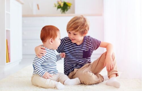 Biće vaš pomoćnik i uzor mlađem detetu: Zašto je veća razlika u godinama između dece BOLJA od male
