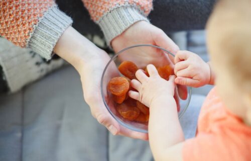 Kajsije su ODLIČNO voće za bebu: Evo kada možete da joj ih date i na šta treba da obratite PAŽNJU