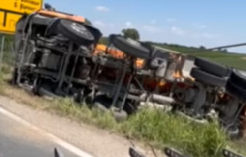SAOBRAĆAJKA na autoputu Beograd-Novi Sad: Kamion sleteo s puta i PREVRNUO se (FOTO+VIDEO)