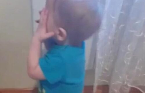 Snimak iživljavanja majke SADISTE kruži mrežama: Dok dečak INVALID zapomaže, ona ga krvnički tuče (VIDEO)