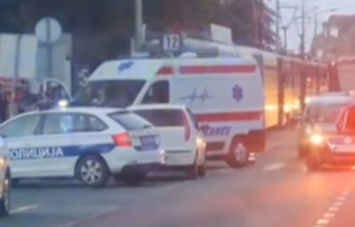SAOBRAĆAJKA na Banovom Brdu: Povređen motociklista, HITNO prevezen u bolnicu (VIDEO)