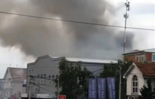 Izbio veliki POŽAR u Zemunu: Dim se diže visoko u nebo (VIDEO)