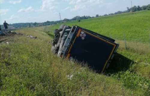 Prevrnuo se ŠLEPER na auto-putu "Miloš Veliki": Vatrogasci vadili vozača iz kabine (FOTO)