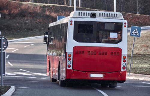 Sudar tramvaja i autobusa u centru Beograda, povređena žena