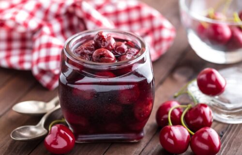 Nećete moći da mu odolite: Najlepše domaće SLATKO od trešanja po uputstvu naših baka (RECEPT)