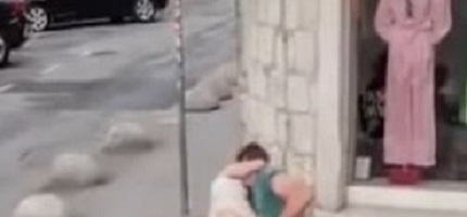 Eksplicitna scena na Jadranu: Razuzdani par snimali u akciji NASRED ULICE, ljudi su zgroženi