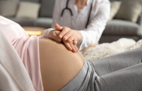 Ovaj položaj se nikako ne preporučuje: Šta se dešava sa bebom kada trudnica spava na LEĐIMA?