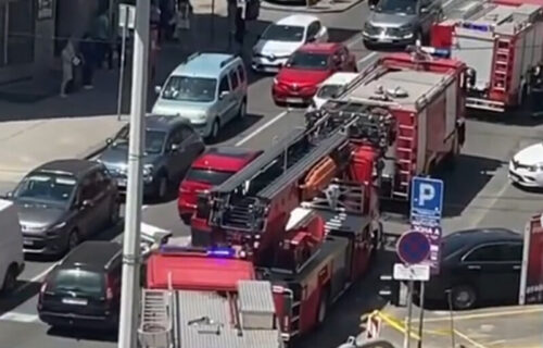 Centar grada BEZ STRUJE: Trolejbus otkinuo žicu na Terazijama, vatrogasci na terenu (VIDEO)