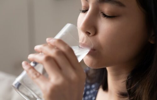 Iako prija, može da bude opasna: Kako čaša HLADNE vode utiče na organizam i kome se NIKAKO ne preporučuje