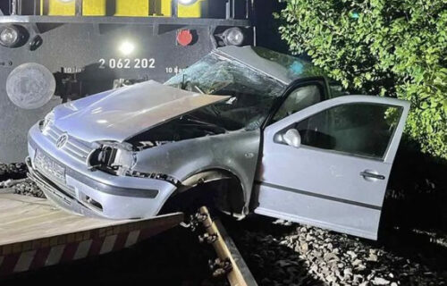 STRAŠNI prizori sa mesta nesreće u Magliću: Voz potpuno smrskao auto, gurao ga 200 metara (FOTO)