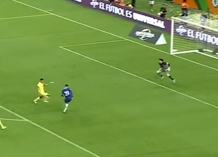 Umesto gola, postigao je koš?! Fudbaler Čelsija pogodio, ali u pogrešnu metu (VIDEO)