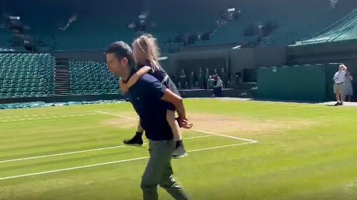 SNIMAK GODINE! Novak sa Tarom i Stefanom izašao na teren Vimbldona: Usledile su scene za pamćenje (VIDEO)