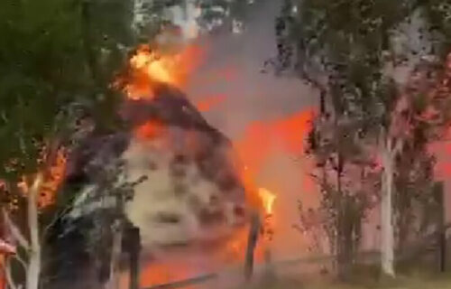 POŽAR na Pešteru: Vatra zahvatila seno u blizini kuće, vatrogasci sprečili veću katastrofu (VIDEO)