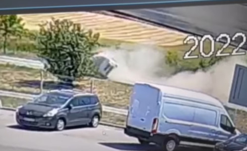 STRAVIČAN snimak prevrtanja automobila kod Šapca: U kolima bila DECA, vozilo završilo na krovu (VIDEO)