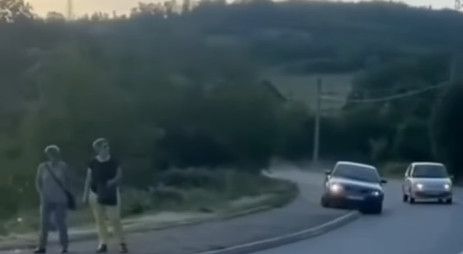 Neverovatno BAHAĆENJE vozača u Boru: Audijem naleteo na pešake, milimetri ih delili od TRAGEDIJE (VIDEO)