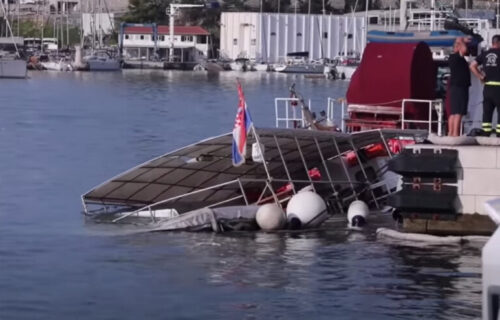 Prvi SNIMAK potonulog broda u Splitu: Priveden PIJANI kapetan nakon drame, svi putnici evakuisani (VIDEO)