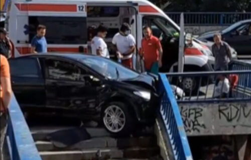 UŽASNE scene na Brankovom mostu: Automobilom udario u ogradu, vozilo završilo na stepeništu (VIDEO)